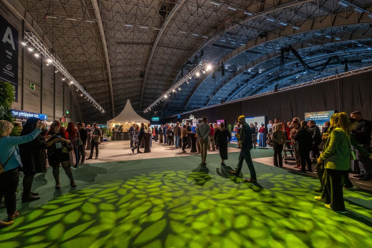 Paviljonki vehreällä matolla yrityspäivillä.